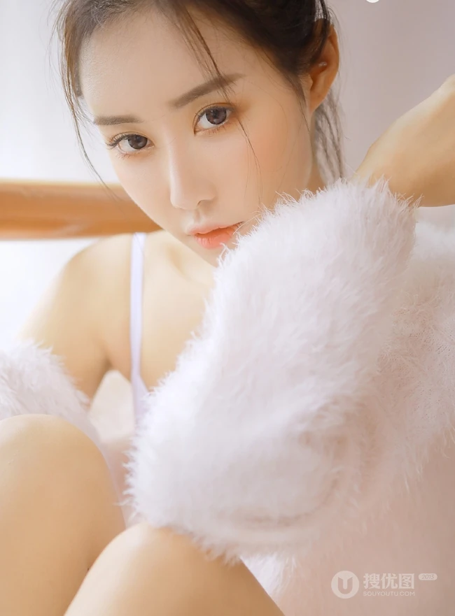 跳舞的女孩，舞蹈室里的气质紧身舞蹈服少女写真图片