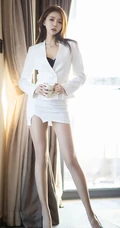 线条感气质女生Dreamy小乔纯白秘书制服短裙袜装室内写真图集