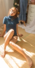 卷刘海长发气质女生毛衣短裤室内气质写真图片