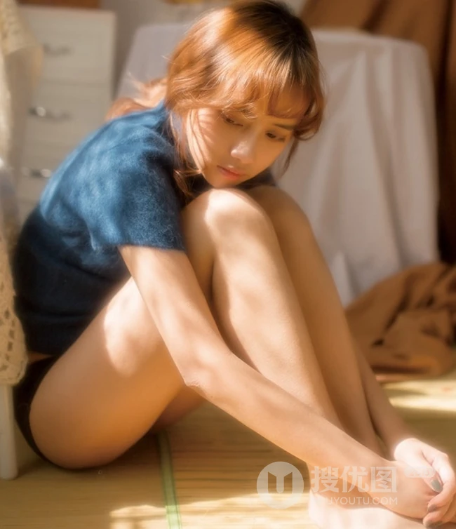 卷刘海长发气质女生毛衣短裤室内气质写真图片