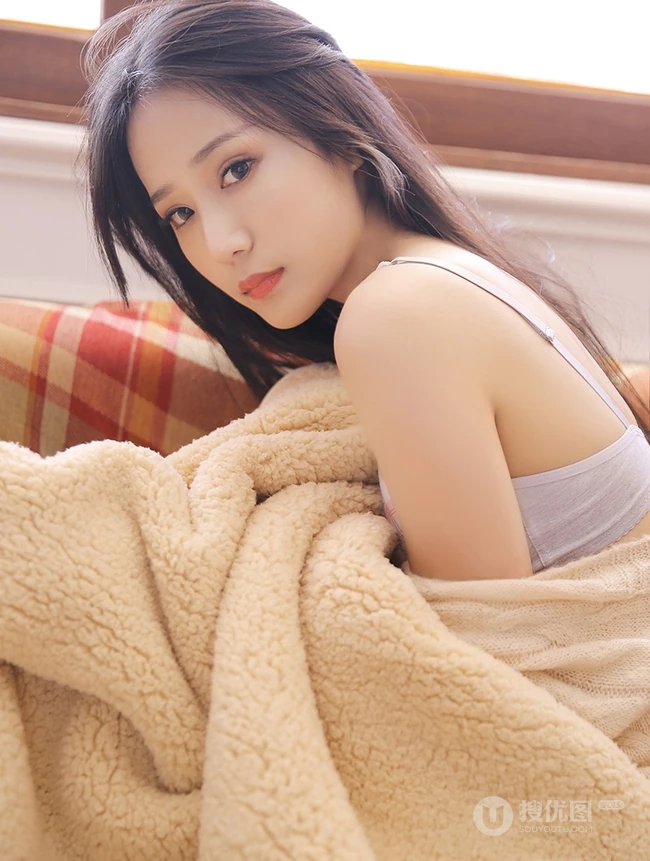 黑直长发少女，气质可爱低领背心沙发上动人写真图片
