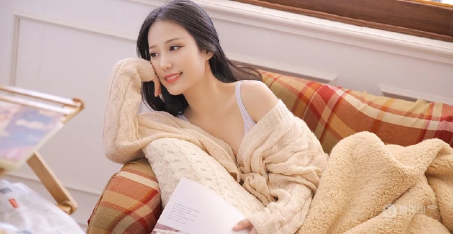 黑直长发少女，气质可爱低领背心沙发上动人写真图片