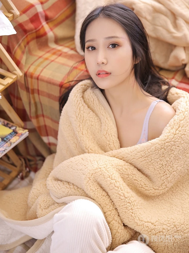 黑直长发少女，气质可爱低领背心沙发上动人写真图片