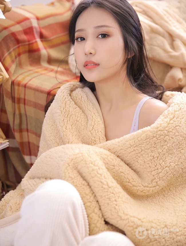 黑直长发少女，气质可爱低领背心沙发上动人写真图片