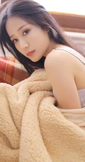 黑直长发少女，气质可爱低领背心沙发上动人写真图片