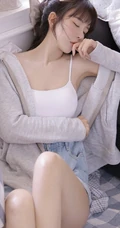 鼻子高高的鹅蛋脸精选线条感女孩，背心短裤吸睛室内美图