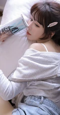 鼻子高高的鹅蛋脸精选线条感女孩，背心短裤吸睛室内美图