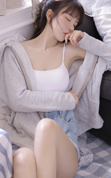 鼻子高高的鹅蛋脸精选线条感女孩，背心短裤吸睛室内美图