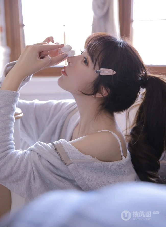 鼻子高高的鹅蛋脸精选线条感女孩，背心短裤吸睛室内美图