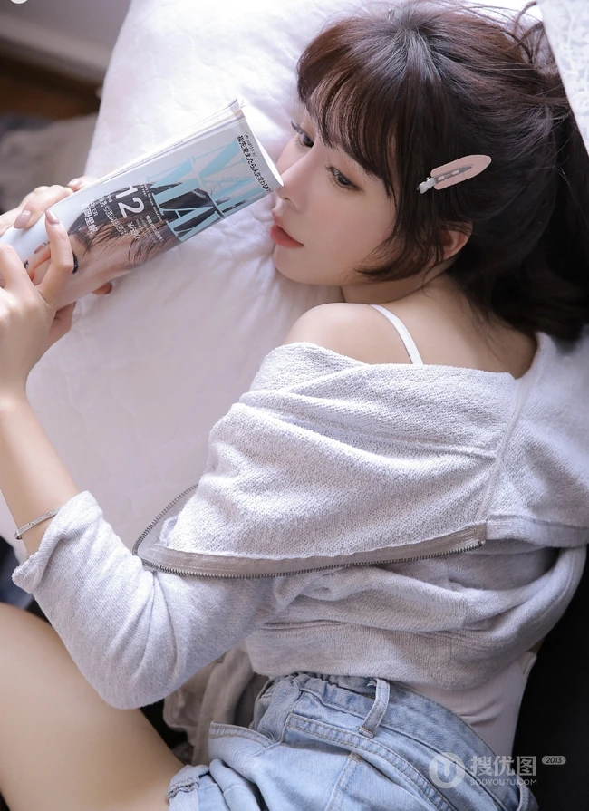 鼻子高高的鹅蛋脸精选线条感女孩，背心短裤吸睛室内美图