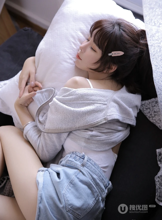 鼻子高高的鹅蛋脸精选线条感女孩，背心短裤吸睛室内美图