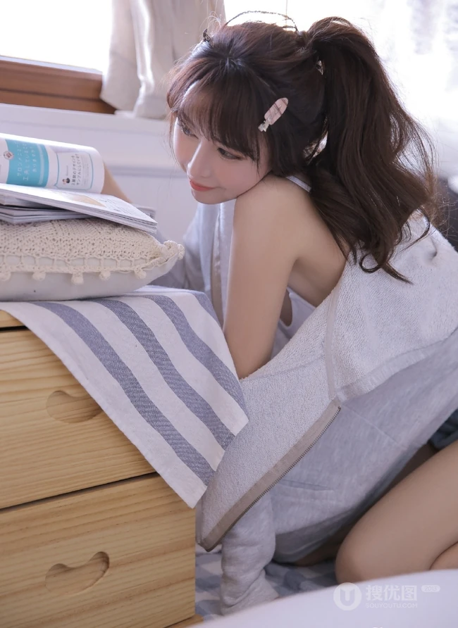 鼻子高高的鹅蛋脸精选线条感女孩，背心短裤吸睛室内美图