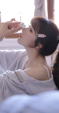 鼻子高高的鹅蛋脸精选线条感女孩，背心短裤吸睛室内美图