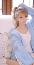 黄毛丫头，可爱染色黄发马尾辫少女蓝色毛衣短裤室内美图