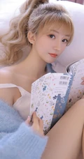 黄毛丫头，可爱染色黄发马尾辫少女蓝色毛衣短裤室内美图