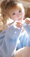黄毛丫头，可爱染色黄发马尾辫少女蓝色毛衣短裤室内美图