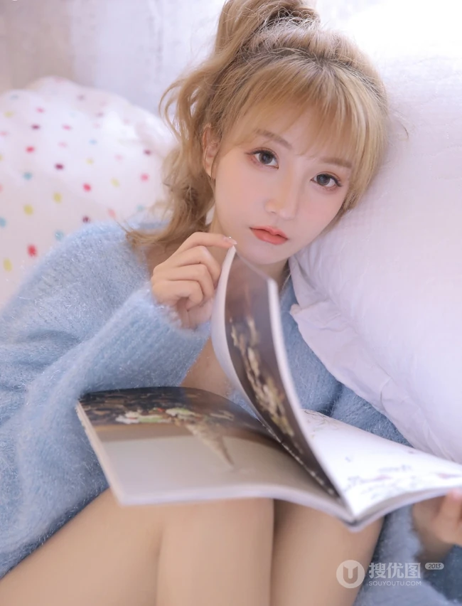 黄毛丫头，可爱染色黄发马尾辫少女蓝色毛衣短裤室内美图