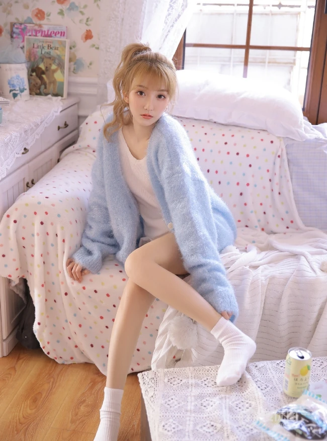黄毛丫头，可爱染色黄发马尾辫少女蓝色毛衣短裤室内美图