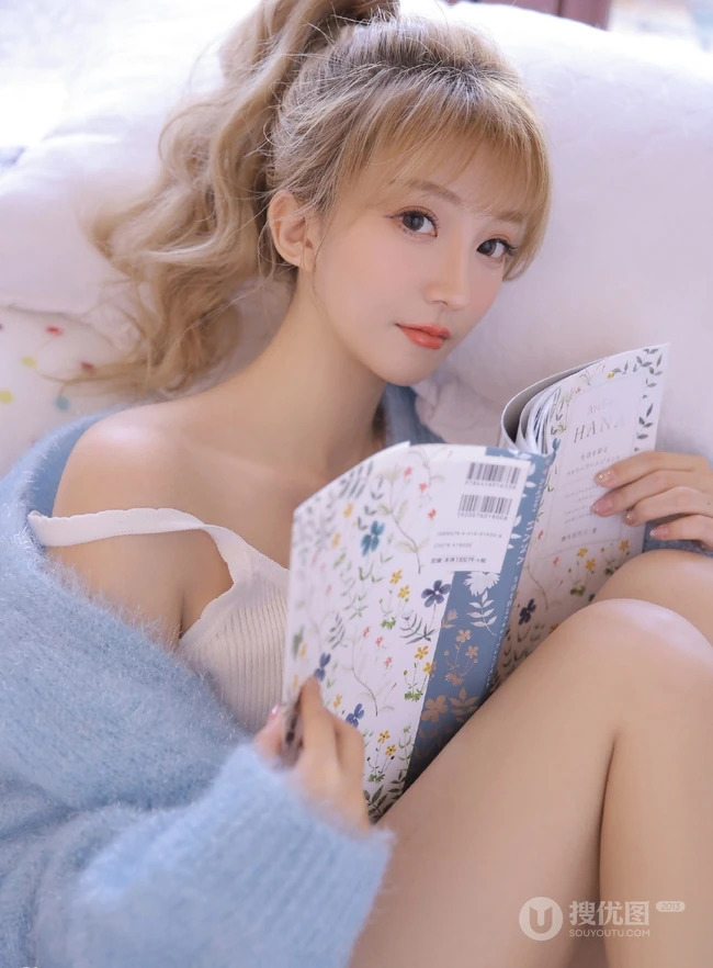 黄毛丫头，可爱染色黄发马尾辫少女蓝色毛衣短裤室内美图