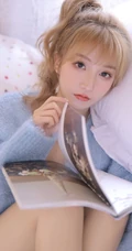 黄毛丫头，可爱染色黄发马尾辫少女蓝色毛衣短裤室内美图