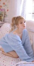 黄毛丫头，可爱染色黄发马尾辫少女蓝色毛衣短裤室内美图