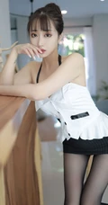 气质时尚女生林子欣肩带制服短裙深袜吸睛室内写真图片