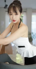 气质时尚女生林子欣肩带制服短裙深袜吸睛室内写真图片