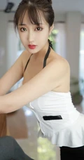 气质时尚女生林子欣肩带制服短裙深袜吸睛室内写真图片