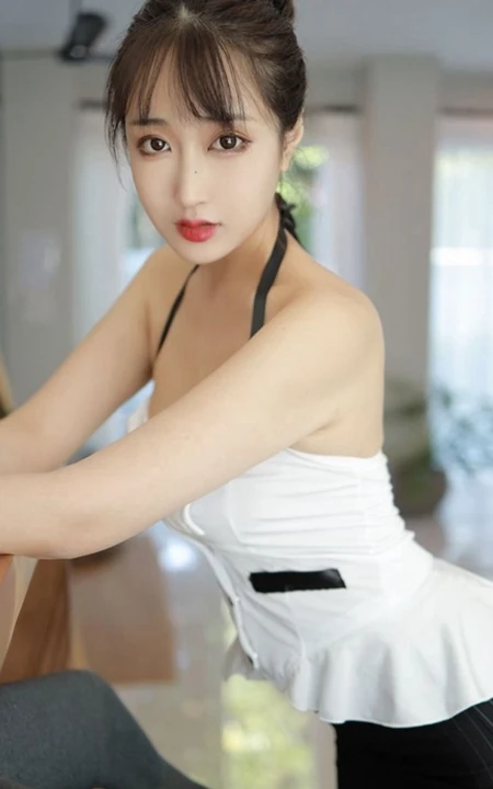 气质时尚女生林子欣肩带制服短裙深袜吸睛室内写真图片