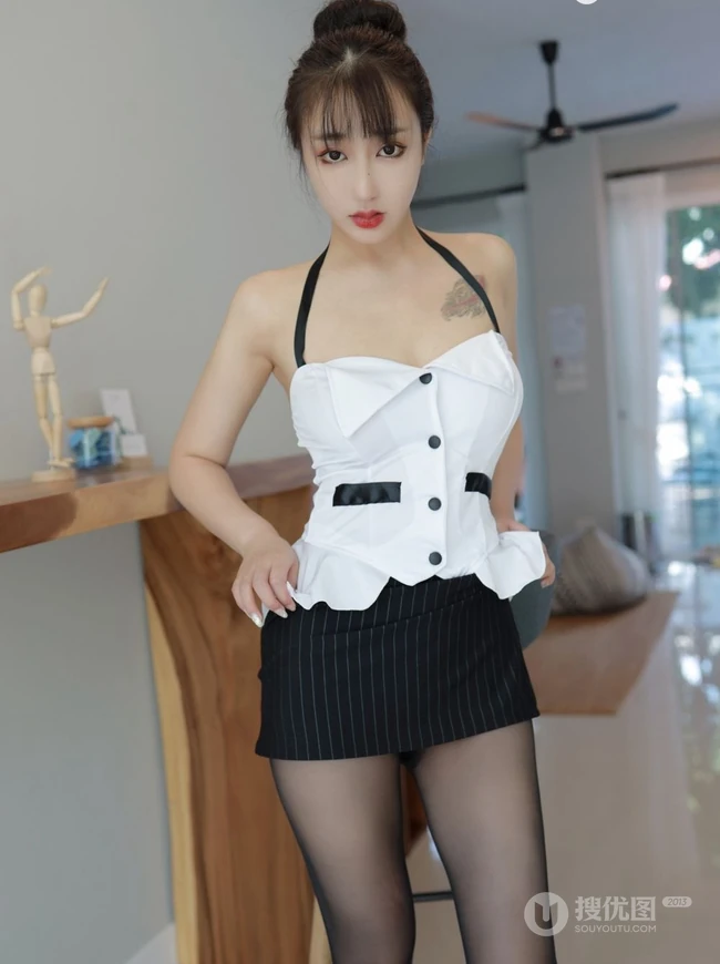 气质时尚女生林子欣肩带制服短裙深袜吸睛室内写真图片