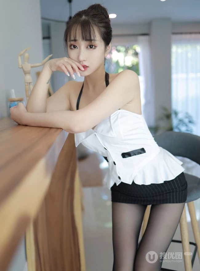 气质时尚女生林子欣肩带制服短裙深袜吸睛室内写真图片