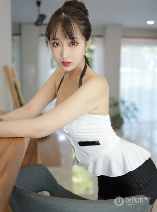 气质时尚女生林子欣肩带制服短裙深袜吸睛室内写真图片