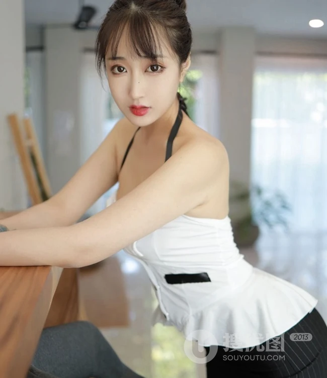气质时尚女生林子欣肩带制服短裙深袜吸睛室内写真图片