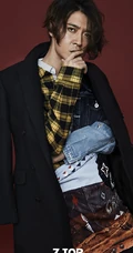 张丹峰卷发造型个性出镜，玩转街头嘻哈风格服饰，尽显潮流时尚