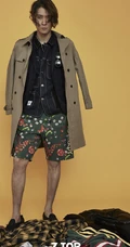 张丹峰卷发造型个性出镜，玩转街头嘻哈风格服饰，尽显潮流时尚