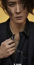张丹峰卷发造型个性出镜，玩转街头嘻哈风格服饰，尽显潮流时尚