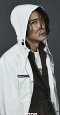 张丹峰卷发造型个性出镜，玩转街头嘻哈风格服饰，尽显潮流时尚