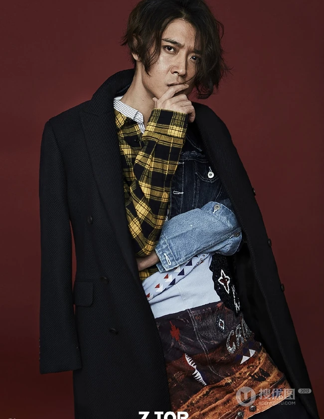 张丹峰卷发造型个性出镜，玩转街头嘻哈风格服饰，尽显潮流时尚