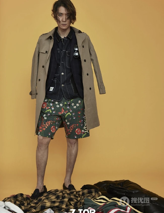 张丹峰卷发造型个性出镜，玩转街头嘻哈风格服饰，尽显潮流时尚