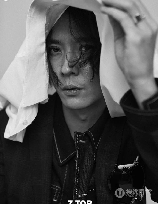 张丹峰卷发造型个性出镜，玩转街头嘻哈风格服饰，尽显潮流时尚