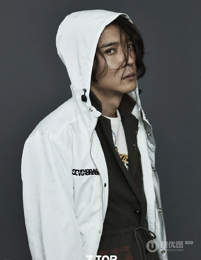 张丹峰卷发造型个性出镜，玩转街头嘻哈风格服饰，尽显潮流时尚