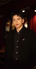 王大陆全黑LOOK衬衫加西裤出席品牌活动图片