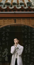 王子异全白look国潮风造型屋顶写真，西服长裙潇洒倜傥