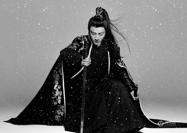 贾乃亮高扎马尾古装造型写真图片，仗剑雪中行，霸气尽显