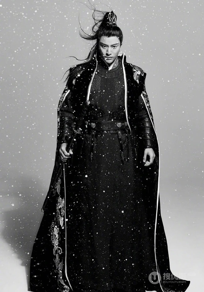 贾乃亮高扎马尾古装造型写真图片，仗剑雪中行，霸气尽显