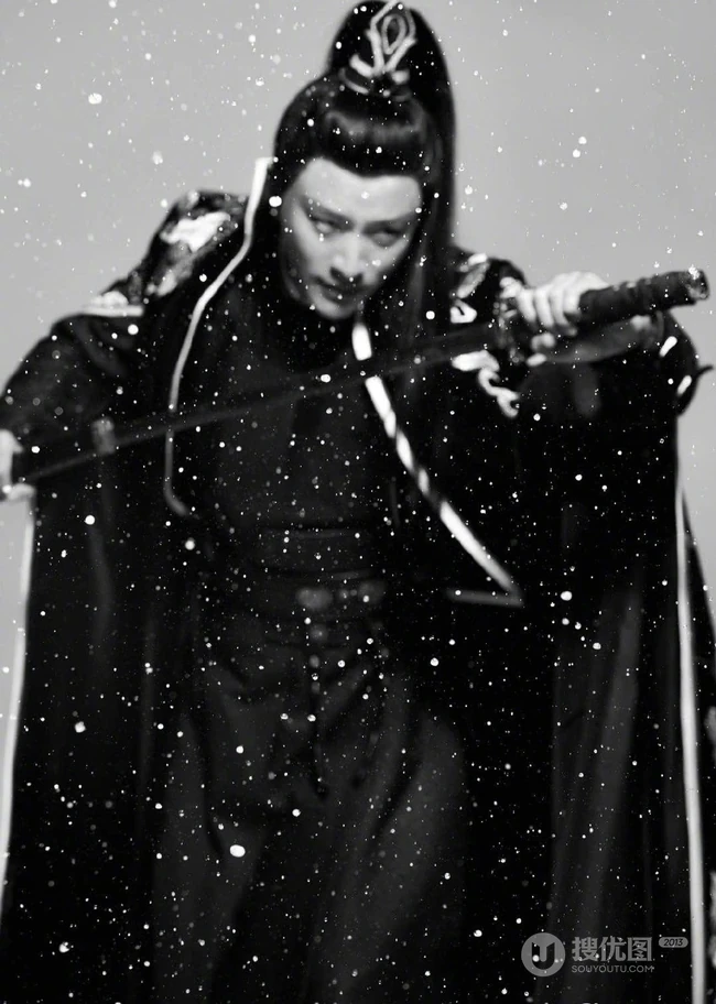 贾乃亮高扎马尾古装造型写真图片，仗剑雪中行，霸气尽显