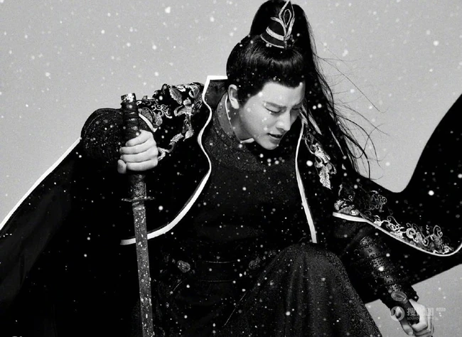 贾乃亮高扎马尾古装造型写真图片，仗剑雪中行，霸气尽显