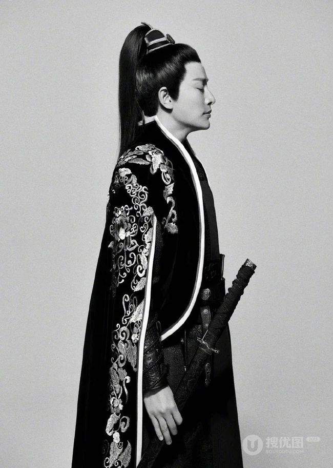 贾乃亮高扎马尾古装造型写真图片，仗剑雪中行，霸气尽显