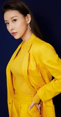 贾青全黄LOOK西服套装出席某活动写真图片