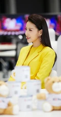 贾青全黄LOOK西服套装出席某活动写真图片
